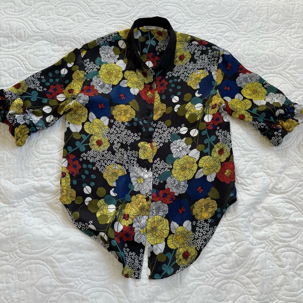 Violet & Claire Black w/ Floral Design‎ Ruffled Short Sleeve Blouse WMs Med EUC